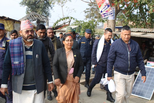 नरैनापुरमा पुनःस्थापना हुन लागेको इलाका प्रशासनको भवनको निरिक्षण
