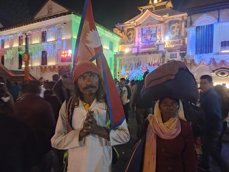 कोहलपुरका रुपना थारुले पुर्व पश्चिम उल्टो पद यात्रा गर्दै