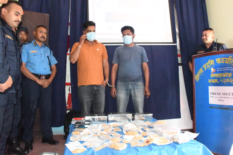 पाँच करोड मुल्य बराबरको सुनका गहनासहित दुई जना पक्राउ