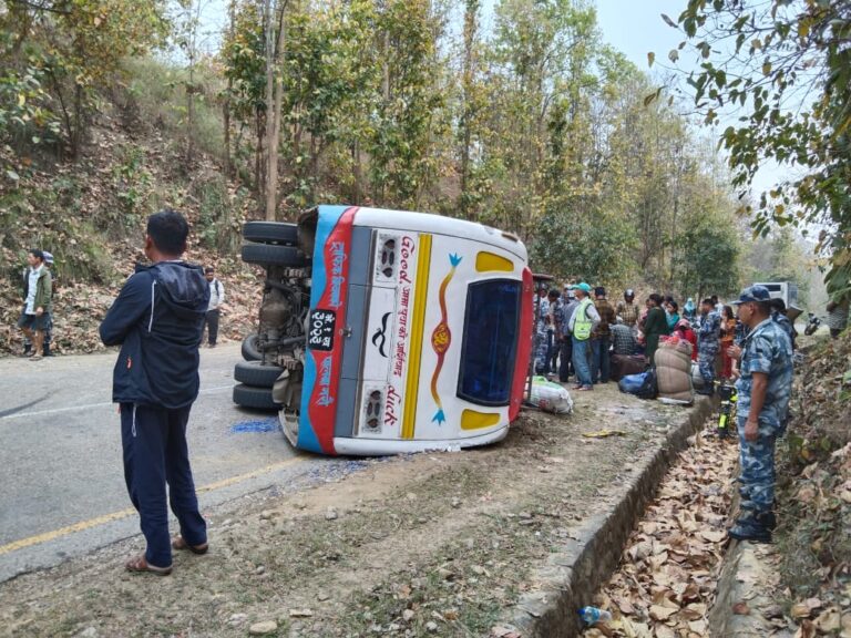 अगैयामा बस दुर्घटना हुंदा १३ जना घाईते