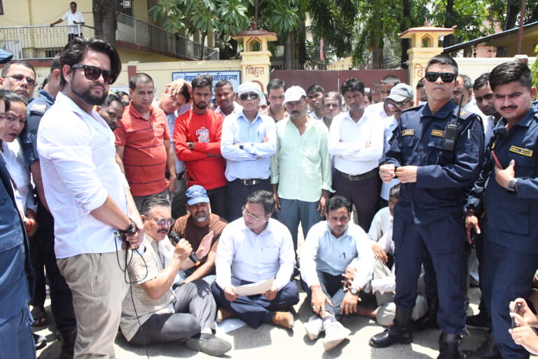 विद्युतको मनपरी विरुद्ध नेपालगन्जवासीद्धारा विद्युत कार्यालय घेराउ