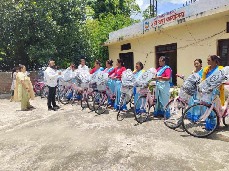 राप्तीसोनारी –२ का वडाध्यक्षद्धारा १६ जना महिला स्वास्थ्य स्वयंसेविकालाई आवश्यक स्वास्थ्य सामाग्री वितरण