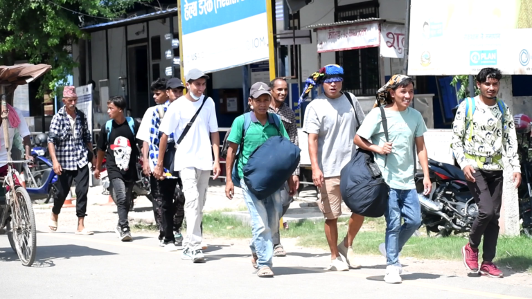 नेपालगन्ज जमुनाहा नाकामा दशैतिहारको जोहो गर्न भारत जाने नेपालीको लर्को