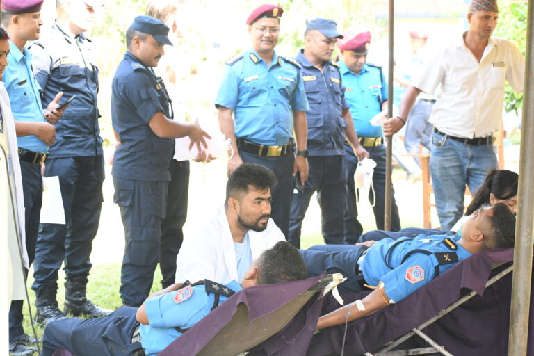 बाँकेमा रगतको अभाव देखीएपछि प्रहरीद्धारा रक्तदान