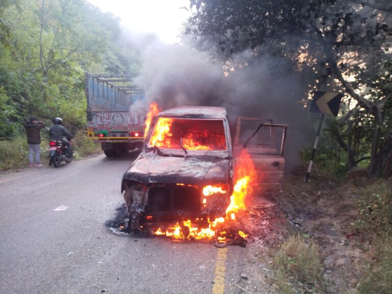 देउराली डाँडामा गुडिरहेको जिपमा आगलागी (भिडियो सहित)