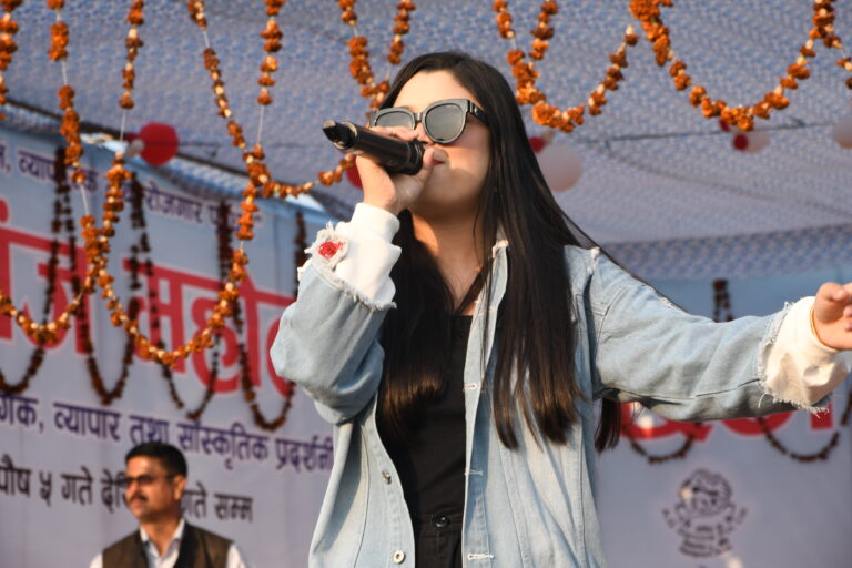समिक्षा अधिकारीले ‘ऐना हेर्दा हेर्दै गयो जोवन’ गाएपछि नाच्दै रमाए दर्शक
