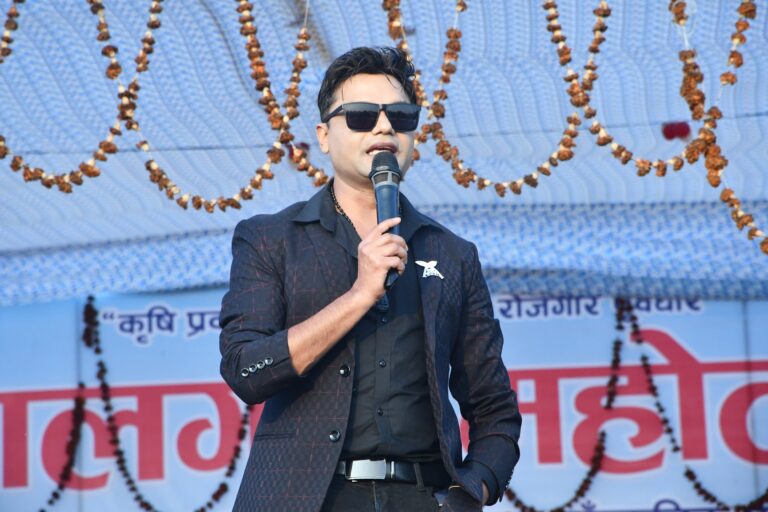 पशुपति शर्माले नेपालगन्ज महोत्सवमा ‘लुट्न सके लुट कान्छा’ गाउंदा दर्शकको भरपुर साथ
