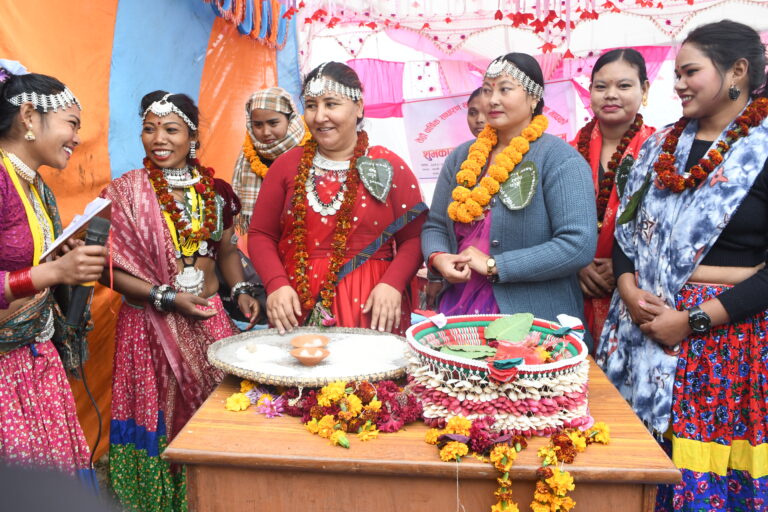थारु पहिरनमा सजिएर मन्त्री नमुनाले नाचिन मघौटा नाच