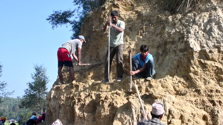 च्यामाबासी आफ्नो बाटो आफै बनाऔं तर्फ श्रमदान गर्दै