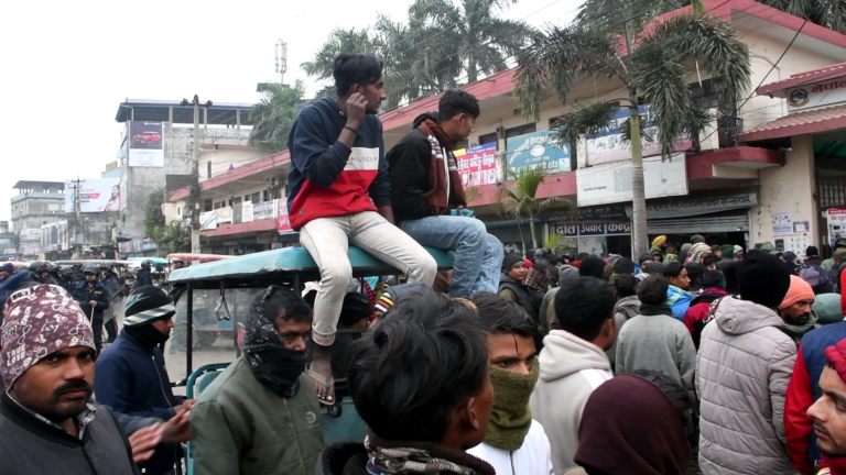 नेपालगन्ज उपमहानगरपालिकाले ५ वटा ई रिक्सामा डोजर चलाएपछि उत्रिए रिक्सा चालक सडकमा