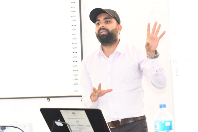 दादुरा रुबेला खोप अभियान सफल पार्न बैजनाथले खोप निमन्त्रणा कार्ड पठाउँदै