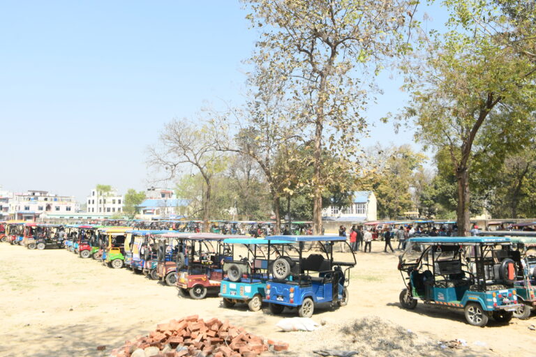 दोहोरो कर र दर्ता प्रक्रियाले ई रिक्सा चालक मर्कामा