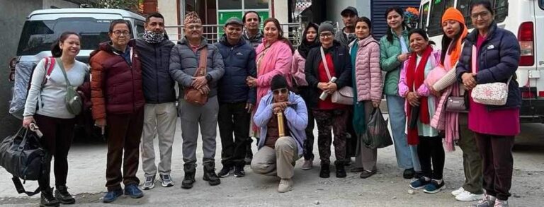 बाँकेका साहित्यकारहरुद्वारा खप्तडमा साहित्यिक यात्रा