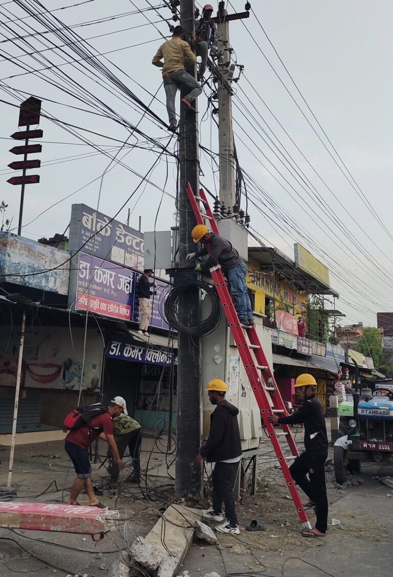हावाहुरीले २ सय बढि विद्युत पोल र ५ बढि ट्रान्सफर्मर ढलेपछि विद्युत सेवा अवरुद्ध