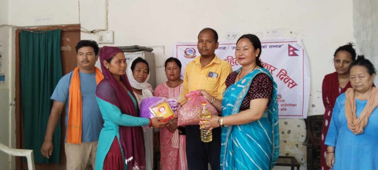 राप्तीसोनारीका २० विपन्न महिलालाई खाद्यान्न वितरण