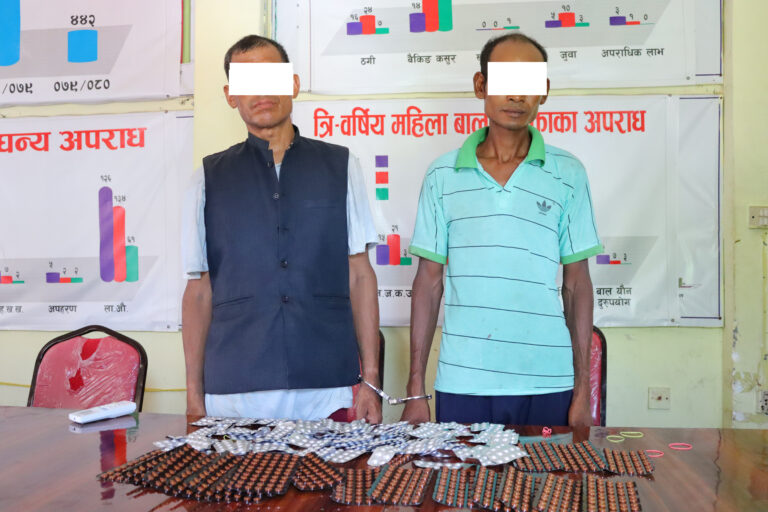 प्रतिवन्धित औषधी सहित २ जना पक्राउ
