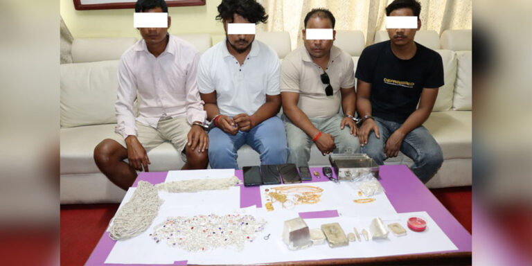 सुनचाँदीसहित चार पक्राउ