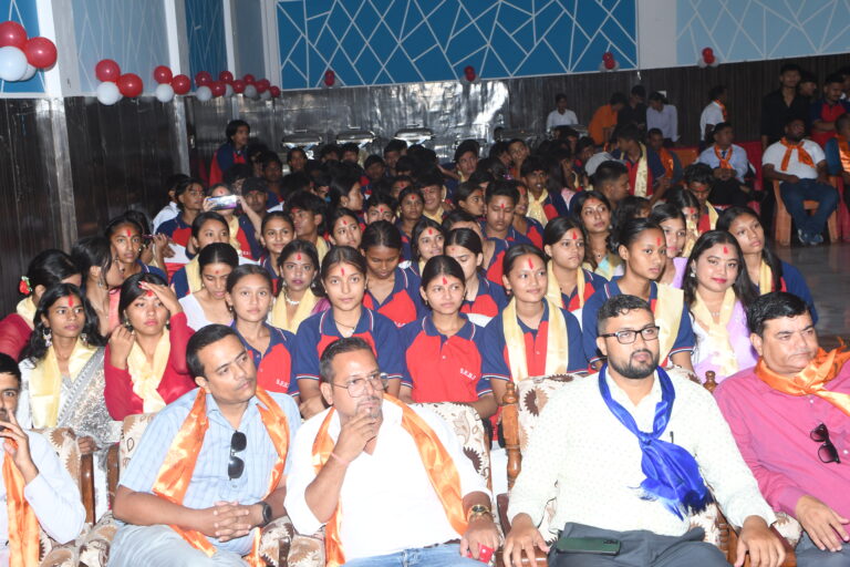 सगरमाथा कलेजमा अध्ययनरत कक्षा १२ का विद्यार्थीहरुले गरे कक्षा ११ का विद्यार्थीलाई स्वागत