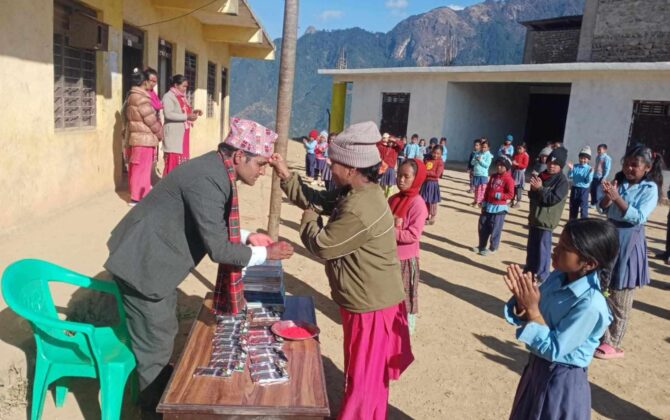 बसन्त देवकोटाद्वारा १२० जना विद्यार्थीलाई शैक्षिक सामाग्री वितरण