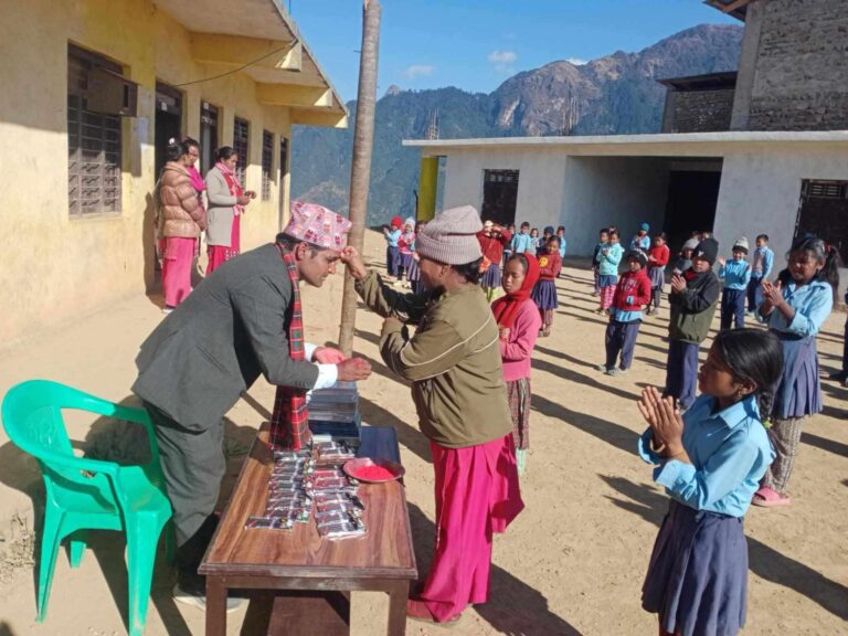 बसन्त देवकोटाद्वारा १२० जना विद्यार्थीलाई शैक्षिक सामाग्री वितरण