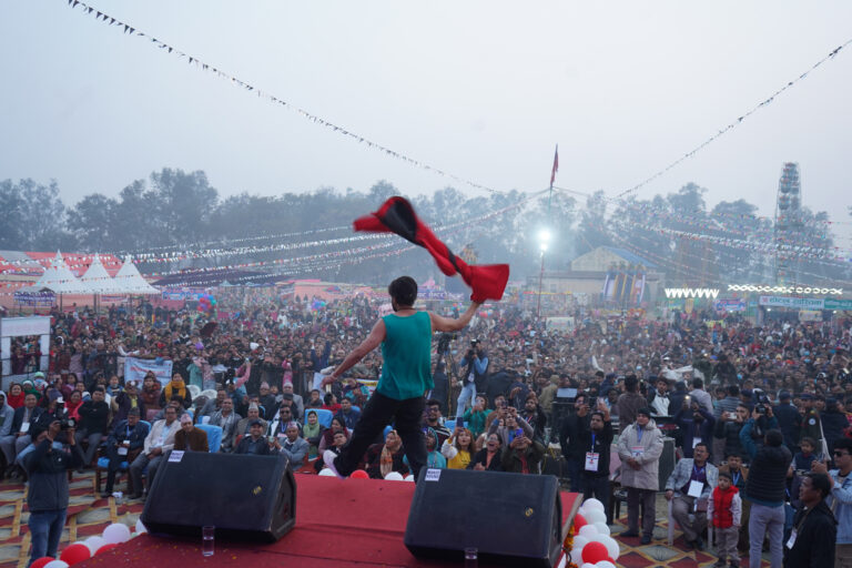 गायक दुर्गेश थापाको दमदार इन्ट्री, दर्शकसँगै दीपक र दीपालाई नचाए