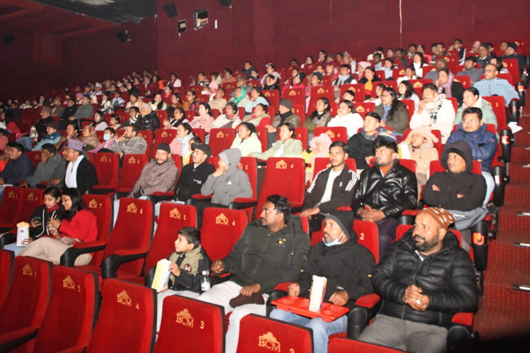 चलचित्र स्वीकार हाउसफुल प्रदर्शन, दर्शकले भने एकदमै दामी छ