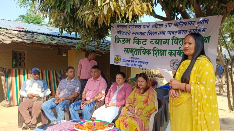कोहलपुरमा ११ का ७५ महिलालाई फ्रिडम किट ब्याग