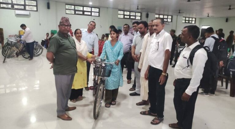 छात्रा प्रोत्साहन कार्यक्रम अन्तरगत डुडुवाद्धारा साइकिल वितरण