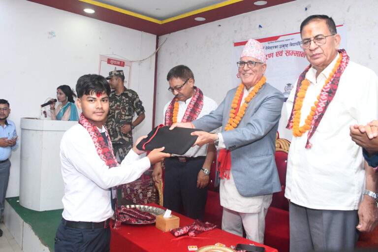 टिआरटिआई कलेजका विद्यार्थीहरुलाई ल्यापटप वितरण, प्रदेश प्रमुखको प्रेरणादायी सन्देश