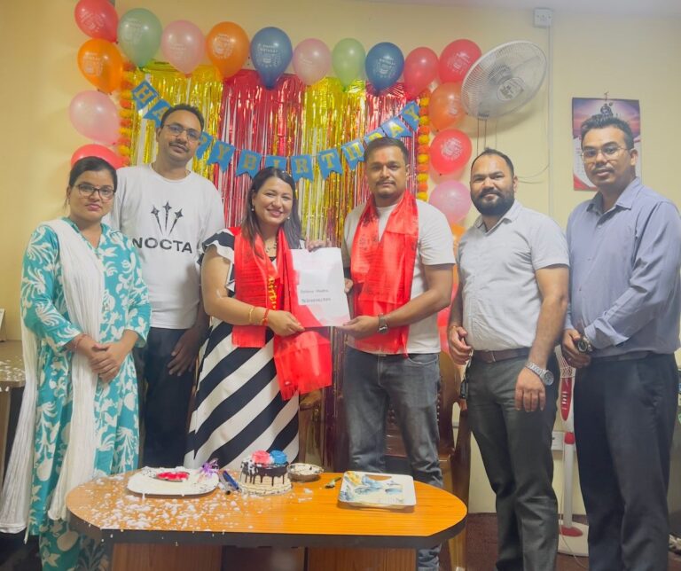 जीवन बीमा उपहार: श्रीमतीको जन्मदिनमा २० लाखको बीमा पोलिसी हस्तान्तरण