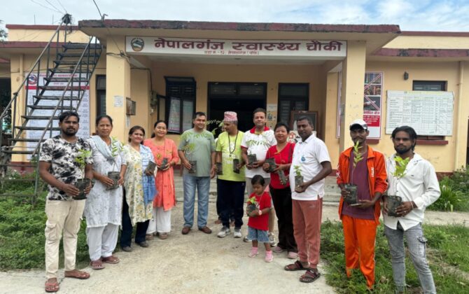 नेपालगन्ज स्वास्थ्य चौकी प्रांगणमा बृक्षारोपण