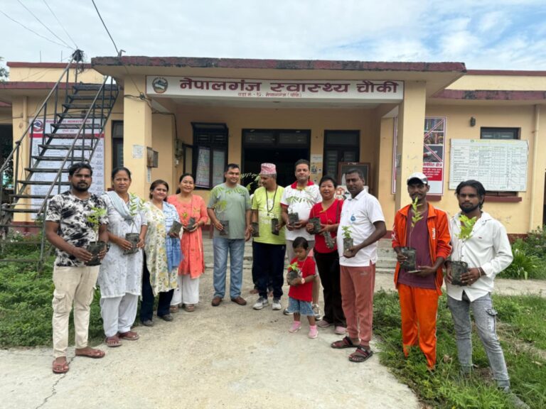 नेपालगन्ज स्वास्थ्य चौकी प्रांगणमा बृक्षारोपण