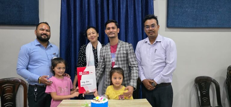 बैवाहिक उत्सवको अवसरमा छोरीलाई १५ लाखको जीवन किरन विमा पोलिसी उपहार