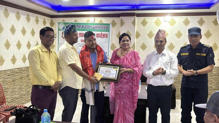 पत्रकार रामु ओलीलाई ‘नयनराज रावल स्मृति पुरस्कार’ प्रदान