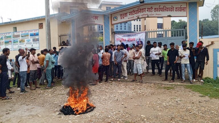 विकासको नाममा अनियमितता, स्थानीयले मागे डुडुवा गाउँपालिका अध्यक्षको राजीनामा
