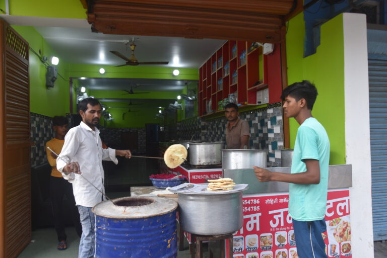 रोटीदेखि कबाबसम्मः जमजम होटलमा रोजाइअनुसारका परिकार