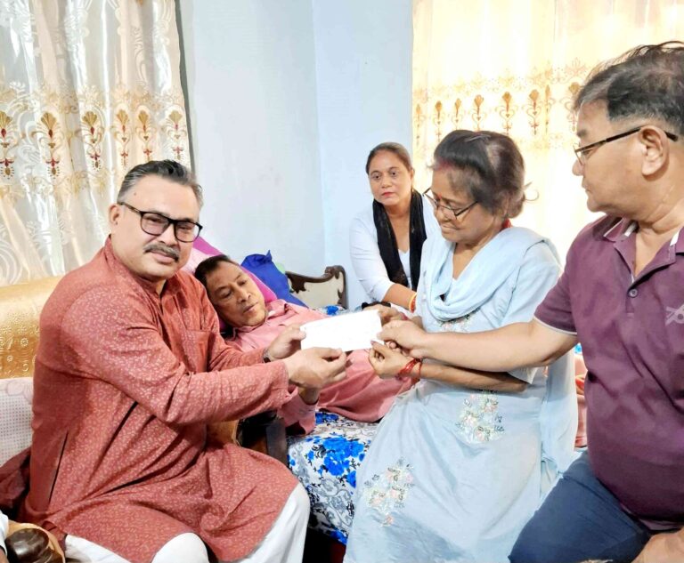 बरिष्ठ कलाकार निर्मोहीलाई १ लाख ६ हजार २ सय ११ रुपैयाँ सहयोग हस्तान्तरण