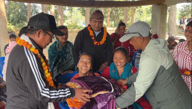 सामुदायीक वन उपभोक्ता समूहद्धारा अशक्त अपाङ्गलाई कम्मल बितरण