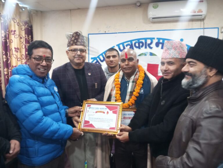 १०६ पटक रक्दान गर्ने पत्रकार पवन जायसवाललाई नेपाल पत्रकार महासंघ बाँकेद्वारा सम्मान