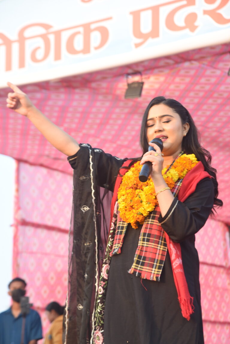 चर्चित गायीका रचना रिमालको नेपालगन्ज महोत्सवमा फोटो फ्रिममा
