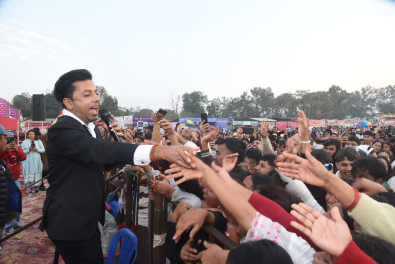 नेपालगन्ज महोत्सवमा गायक अधिकारी र गायीका सन्ज्यालको बेजोड प्रस्तुती