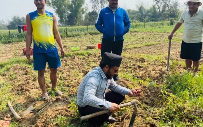 बाले गाउँको खेतमै उत्रिए दिपेन्द्र बिष्ट – पसिनासँगै विश्वास बटुले, किसान भावुक