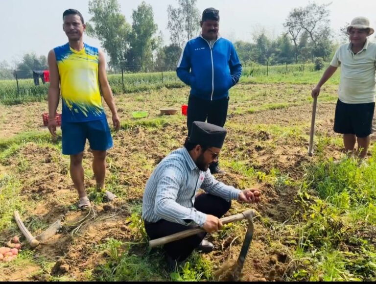 बाले गाउँको खेतमै उत्रिए दिपेन्द्र बिष्ट – पसिनासँगै विश्वास बटुले, किसान भावुक