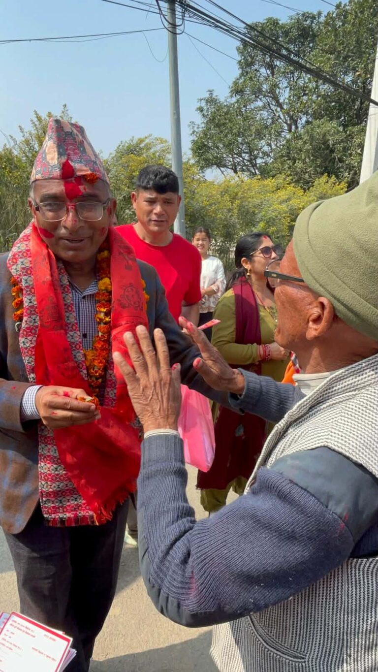 ८२ वर्षीय ज्येष्ठ नागरिकको आशिर्वादसहित सूर्य ढकालको घरदैलो अभियान थप उत्साहपूर्ण !