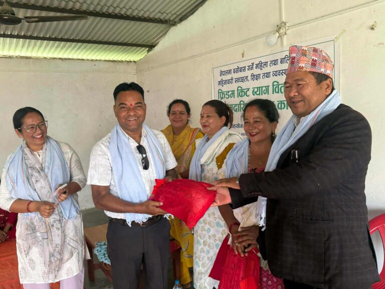 बैजनाथका सय महिलाहरुलाई किट व्याग प्रदान
