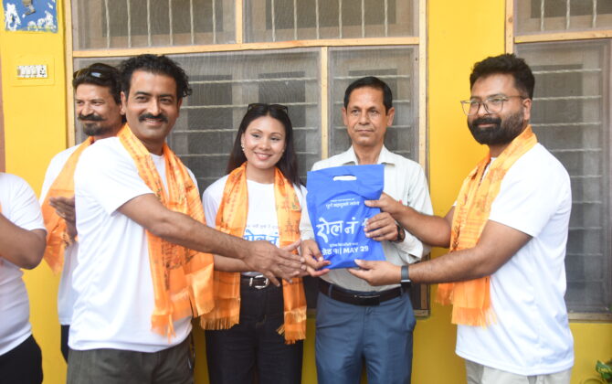 चलचित्र रोल नं. १ को टिम सगरमाथा स्कूलमा, विद्यार्थीसँग रमाइला गतिविधि