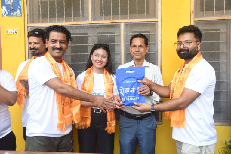 चलचित्र रोल नं. १ को टिम सगरमाथा स्कूलमा, विद्यार्थीसँग रमाइला गतिविधि