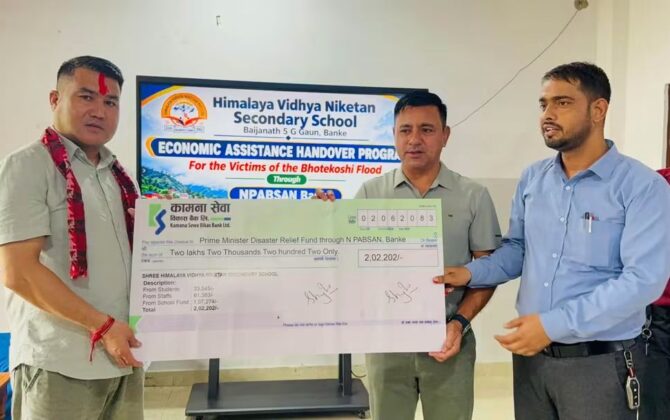 भोटेकोशी बाढीपीडितका लागि हिमालय विद्या निकेतनको २ लाख २ हजार सहयोग