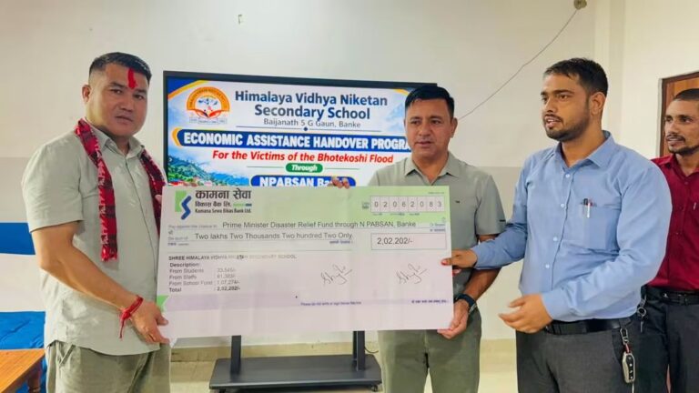 भोटेकोशी बाढीपीडितका लागि हिमालय विद्या निकेतनको २ लाख २ हजार सहयोग
