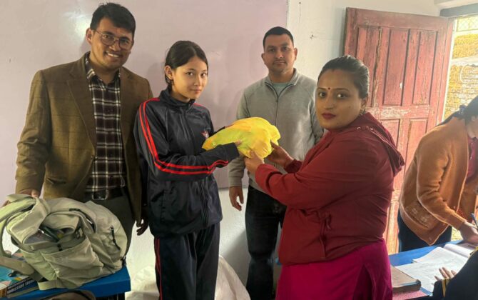 त्रिभुवन त्रिसुलि माबिका १४ सय बालबालिकालाई १० लाख बढिको सहयोग सामाग्री प्रदान